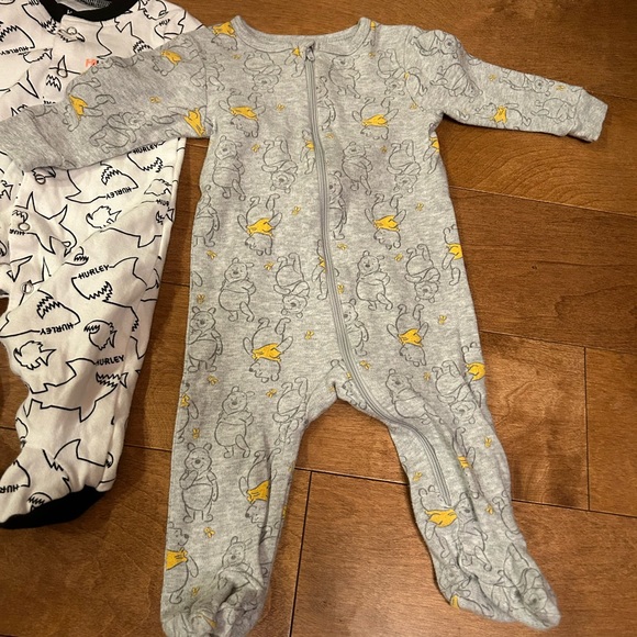 Lot of 4 onesies size 3-6 months ish - Picture 9 of 10